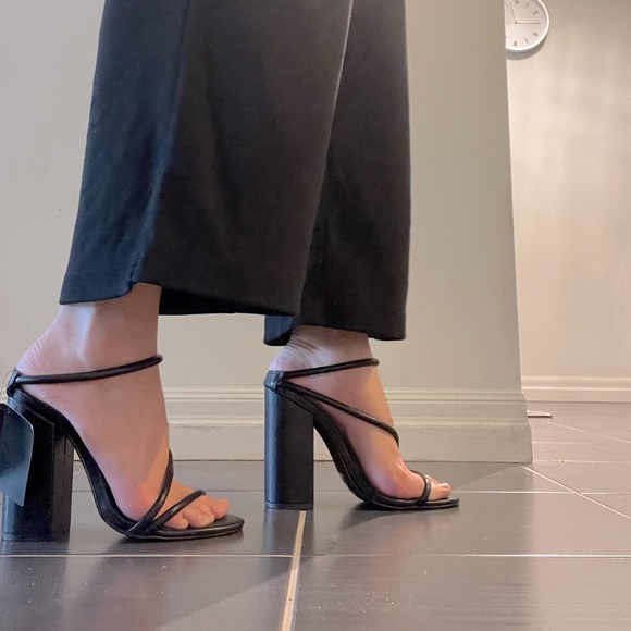 NWT black heeled sandals - Picture 6 of 7